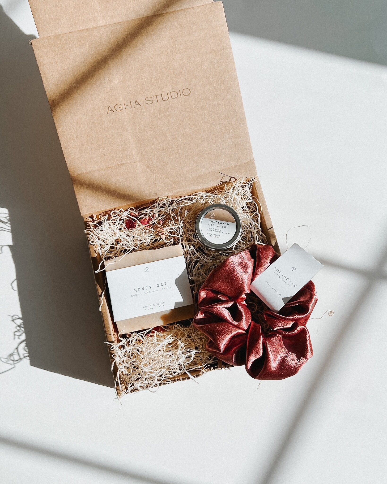 Kit de cuidado personal puro para mujeres - Caja de regalo de relajación / Set de cuidado de la piel natural con bálsamo labial, jabón y coletero / ¿Serás mi dama de honor?