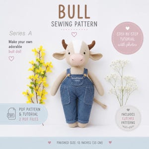 Può includere: Un cartamodello per un toro con una bambola di toro beige che indossa una salopette di jeans blu con la scritta GoodMood TOYS. L'immagine include il testo: BULL SEWING PATTERN, Series A, Make your own adorable bull doll, PDF PATTERN & TUTORIAL 2 PDF FILES, STEP-BY-STEP TUTORIAL with photos, INCLUDES CLOTHES PATTERNS e FINISHED SIZE: 13 INCHES (33 CM).