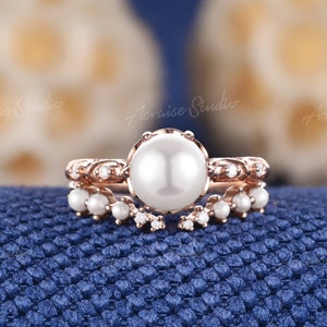 Vintage Akoya Perlen Verlobungsring Set Gelbgold Zarter weißer Perlenring Moissanit Offener Ehering Set Brautschmuck Set für Frauen