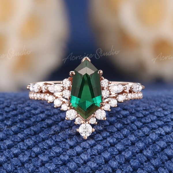 Vintage Shield  Cut Emerald Engagement Ring Set Rose Gold Delicate Moissanite Curved Wedding Ring Set Green Bridal Ring Set Anniversary Gift