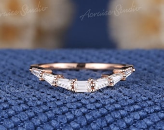Fede nuziale in oro rosa con moissanite taglio baguette, anello vintage impilabile.