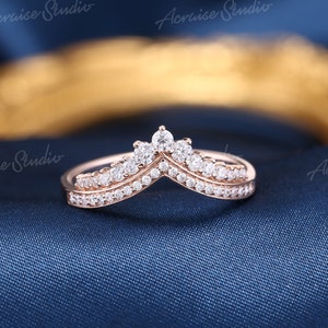 Vintage Moissanite Wedding Band Moissanite Pave Anillo Oro rosa en forma de V Chevron Anillo Hecho a mano Apilamiento Banda a juego Anillo de promesa nupcial