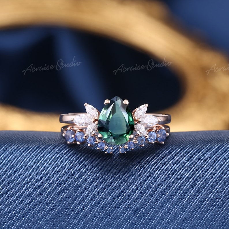 Conjunto único de anillos de compromiso de ágata de musgo natural Anillo de boda de ágata verde pera de oro rosa Anillo de bodas curvo de zafiro Anillos personalizados para mujeres Blue green sapphire