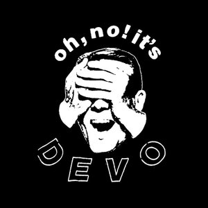 Pode incluir: Imagem em preto e branco de uma pessoa cobrindo os olhos com as mãos, com o texto "oh, no! it's DEVO" acima.