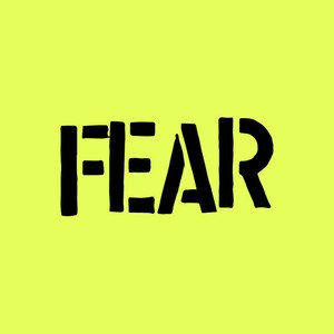 Op de afbeelding: Zwart-witte tekstafbeelding met het woord "FEAR" in vetgedrukte blokletters.