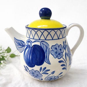 CITRON Enesco Teapot Blue White Floral Yellow Lid 1995 Hand Painted Ceramic Tea Pot