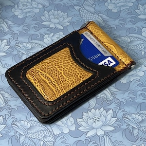 Cartera estilo americano con clip para billetes y dos bolsillos para tarjetas.