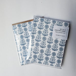 Colección de tarjetas de felicitación con flores azules retro y sobres