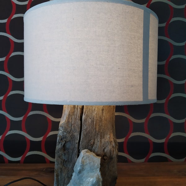 lampe en bois avec fossile