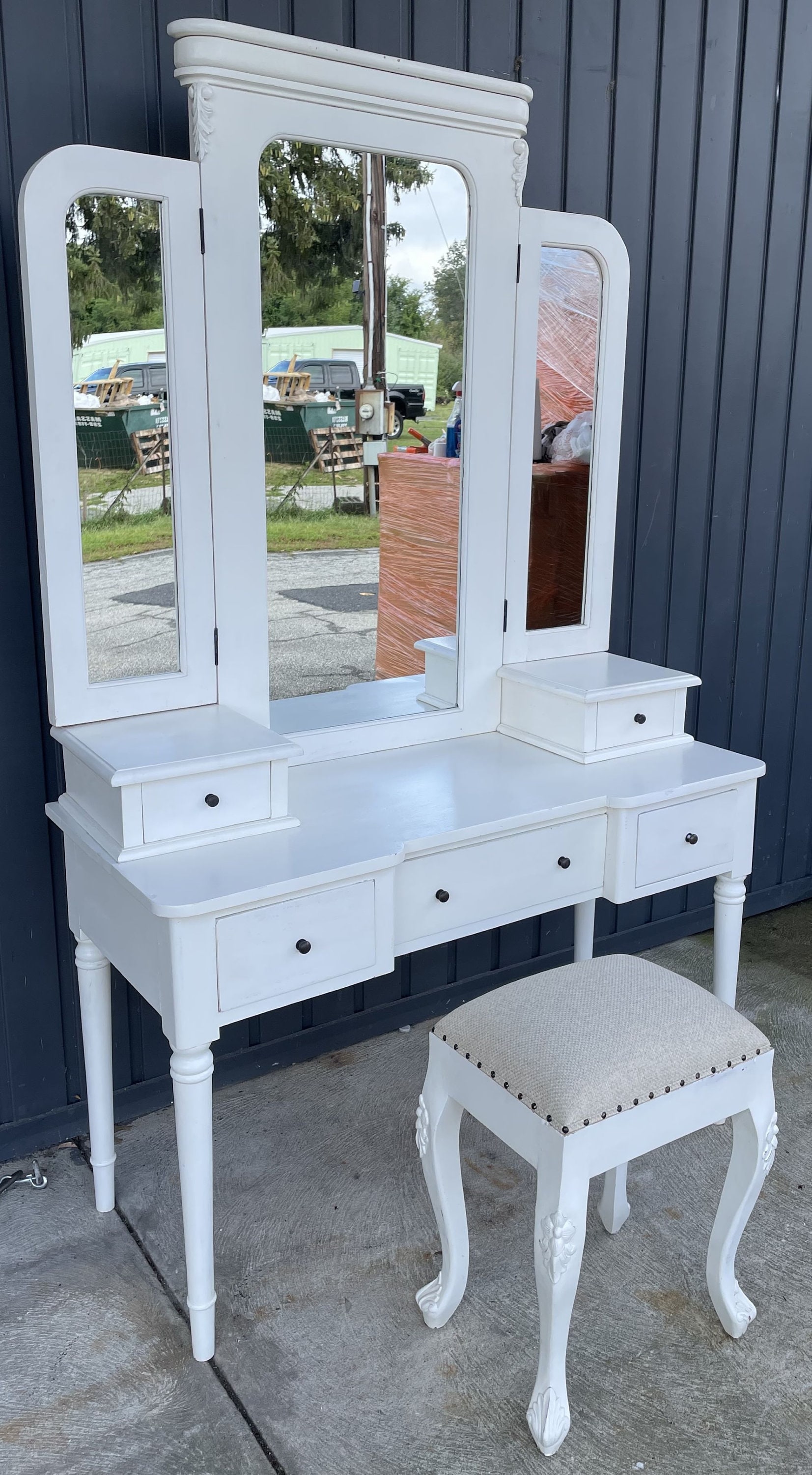 Shabby Chic Distressed White Bedroom Make up Vanity Cushioned
