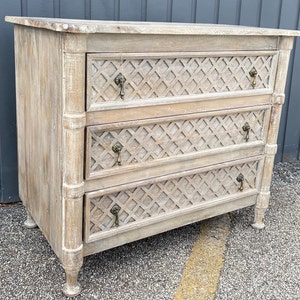 Old Farmhouse Rustic Bachelors Chest Of Three 3 Drawers Medium Size Bedroom Dresser Oversized Nightstand Light Driftwood Finish