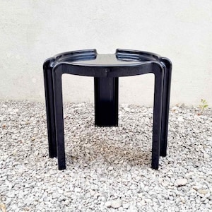 Mesa auxiliar moderna de mediados de siglo / Diseño Giotto Stoppino para Kartell / Mesa de plástico negro / Hogar retro / Mesa de centro negra / Italia / Años 70