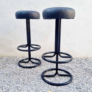 1 di 2 Sgabello da bar nero di metà secolo / Sgabelli da bar retrò / Metallo nero e nuova similpelle / Sedie da ufficio da pranzo / Retro / Italia / 1980 / Anni &#39;80