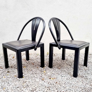 Par raro de cadeiras de jantar pós-modernas / Design italiano / Assentos de couro / Cadeiras de madeira / Cadeiras de escritório de jantar / Cadeiras retrô / Itália / Anos 80