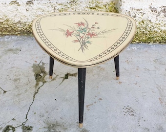 Vintage Dreieckiger Couchtisch / Mid Century Tripod Beistelltisch / Blumenmuster / Rockabilly Tisch / Vinterior / Vintage Tisch / Germany &#39;60er