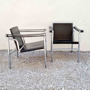 1 de 2 fauteuils modernes du milieu du siècle /LC1 /Design par Le Corbusier /Fauteuils noirs / Chaises de salle à manger /Chaises de bureau /Chaise en cuir /Italie /'70s image 1