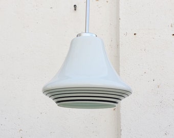 Mid Century hanglamp / Space Age plafondlamp / atomic light / vintage verlichting / wit glas zwarte strepen / Joegoslavië jaren 1960 / '60