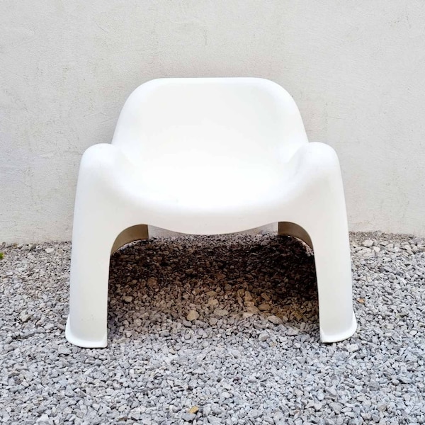 Mid Century Modern White Plastic Chair / Modèle Toga / Design by Sergio Mazza pour Artemide / White Plastic Chair / Italie / Années 1960 / Années 60