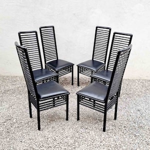 Lot de 6 chaises de salle à manger postmodernes / Chaises rétro / Chaises à dossier haut noires / Chaises en bois laquées / Chaises en cuir / Italie / 1980 / Années 80