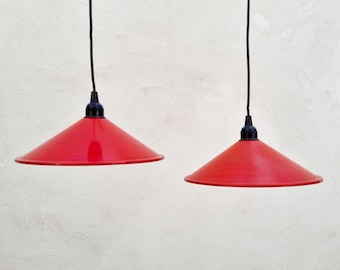 Paar lampen uit het midden van de eeuw / rode hangende lampen / rode emaille lampen / Deense designlamp / emaille plafondlampen / metalen lampen / jaren 80/80