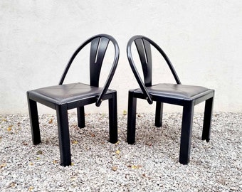 Zeldzaam paar postmoderne eetkamerstoelen / Italiaans design / leren stoelen / houten stoelen / eetkamerstoelen / retro stoelen / Italië / jaren '80