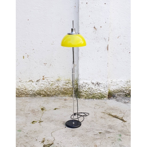 Rare lampadaire jaune réglable du milieu du siècle / Lampadaire vintage / Éclairage rétro / Modèle « Faro » Design par Harvey Guzzini / Italie / Années 70