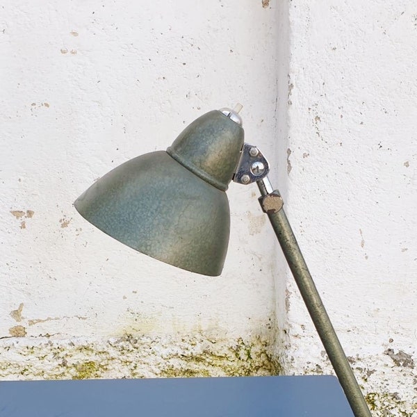 Lámpara de mesa gris moderna de mediados de siglo / lámpara de escritorio retro industrial / lámpara de mesa de oficina / estilo Bauhaus / lámpara de anglepoise / Yugoslavia / '50s