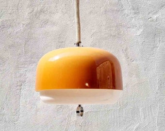 Mid Century moderne bruine en witte plafondlamp / hangende bollamp / model Medusa / ontwerp Luigi Massoni / Guzzini Meblo / Italië / jaren '70