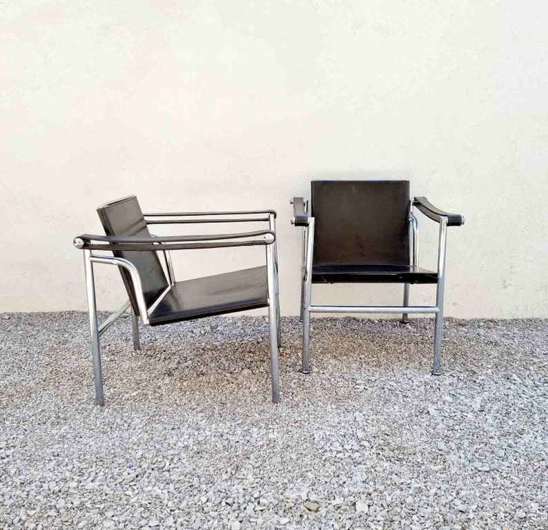 1 de 2 fauteuils modernes du milieu du siècle /LC1 /Design par Le Corbusier /Fauteuils noirs / Chaises de salle à manger /Chaises de bureau /Chaise en cuir /Italie /'70s image 1