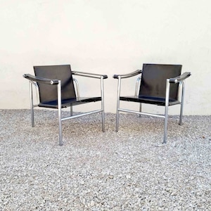 1 de 2 fauteuils modernes du milieu du siècle /LC1 /Design par Le Corbusier /Fauteuils noirs / Chaises de salle à manger /Chaises de bureau /Chaise en cuir /Italie /'70s image 5