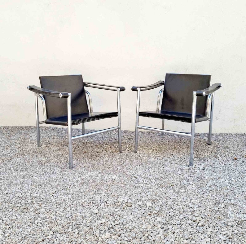 1 de 2 fauteuils modernes du milieu du siècle /LC1 /Design par Le Corbusier /Fauteuils noirs / Chaises de salle à manger /Chaises de bureau /Chaise en cuir /Italie /'70s image 5