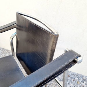 1 de 2 fauteuils modernes du milieu du siècle /LC1 /Design par Le Corbusier /Fauteuils noirs / Chaises de salle à manger /Chaises de bureau /Chaise en cuir /Italie /'70s image 4