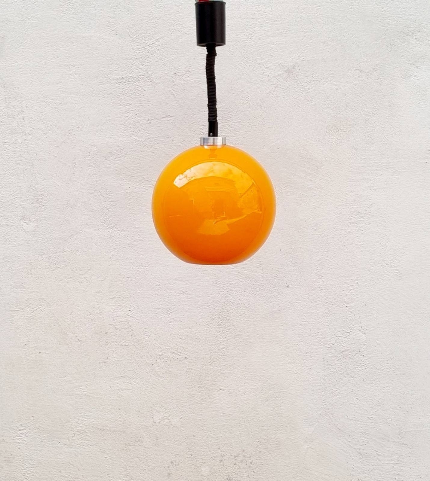 Vintage orange Lampe aus den 1990er Jahren mit Metallfuß und Glaskugel -  .de
