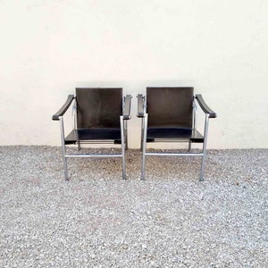 1 de 2 fauteuils modernes du milieu du siècle /LC1 /Design par Le Corbusier /Fauteuils noirs / Chaises de salle à manger /Chaises de bureau /Chaise en cuir /Italie /'70s image 6