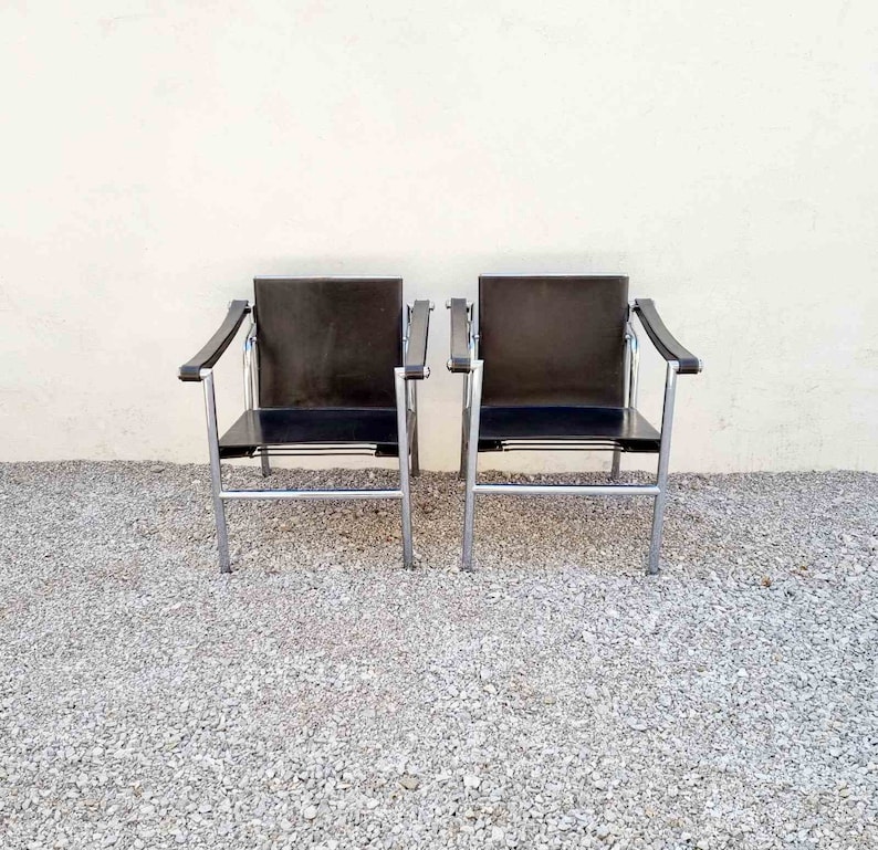 1 de 2 fauteuils modernes du milieu du siècle /LC1 /Design par Le Corbusier /Fauteuils noirs / Chaises de salle à manger /Chaises de bureau /Chaise en cuir /Italie /'70s image 6