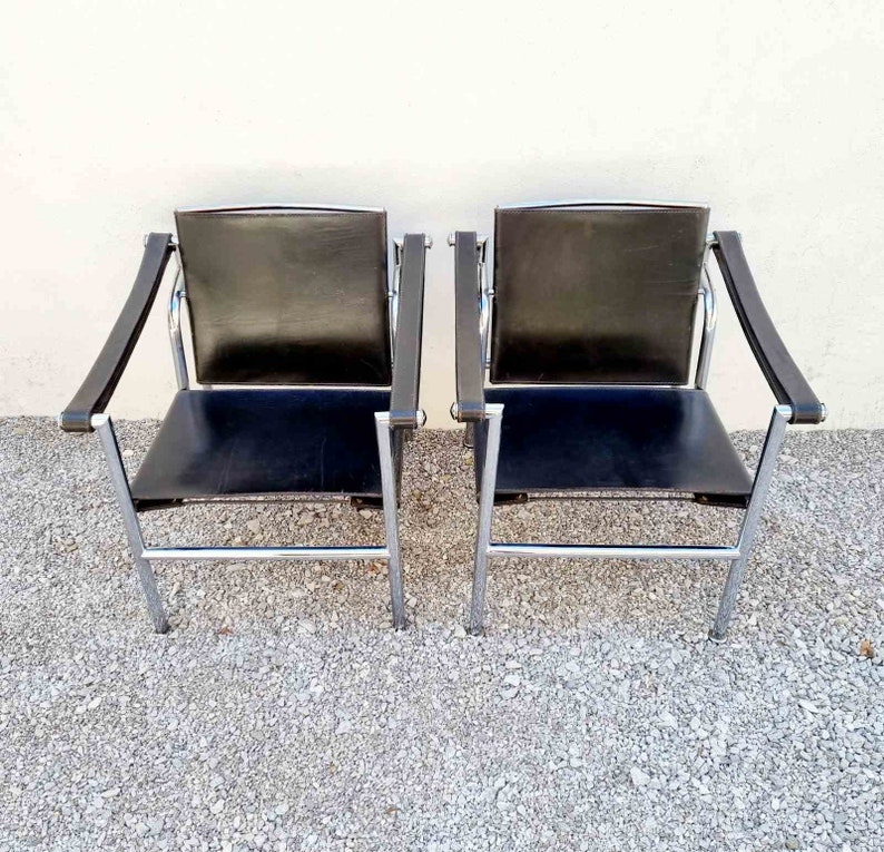 1 de 2 fauteuils modernes du milieu du siècle /LC1 /Design par Le Corbusier /Fauteuils noirs / Chaises de salle à manger /Chaises de bureau /Chaise en cuir /Italie /'70s image 7