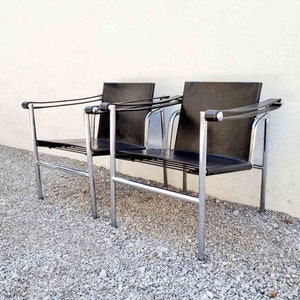 1 de 2 fauteuils modernes du milieu du siècle /LC1 /Design par Le Corbusier /Fauteuils noirs / Chaises de salle à manger /Chaises de bureau /Chaise en cuir /Italie /'70s image 2