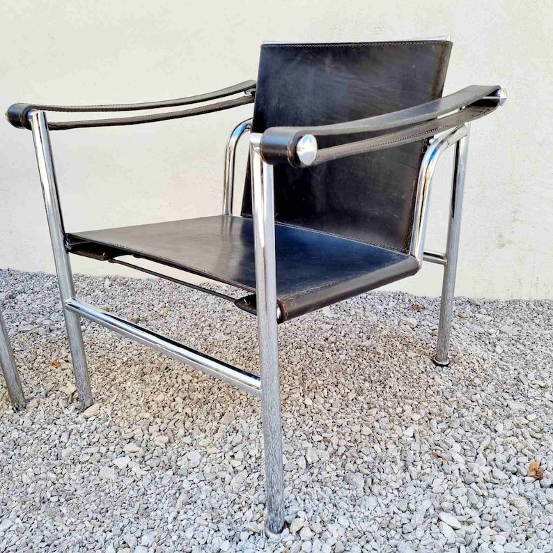 1 de 2 fauteuils modernes du milieu du siècle /LC1 /Design par Le Corbusier /Fauteuils noirs / Chaises de salle à manger /Chaises de bureau /Chaise en cuir /Italie /'70s image 3