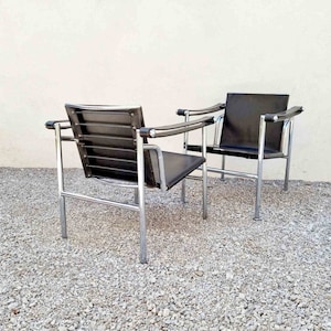 1 de 2 fauteuils modernes du milieu du siècle /LC1 /Design par Le Corbusier /Fauteuils noirs / Chaises de salle à manger /Chaises de bureau /Chaise en cuir /Italie /'70s image 9