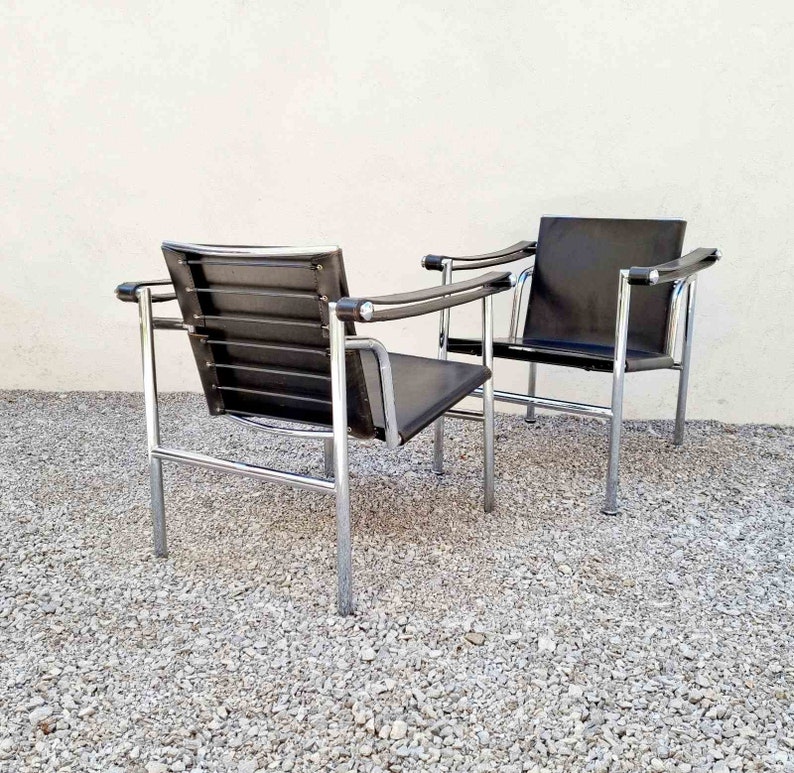 1 de 2 fauteuils modernes du milieu du siècle /LC1 /Design par Le Corbusier /Fauteuils noirs / Chaises de salle à manger /Chaises de bureau /Chaise en cuir /Italie /'70s image 9