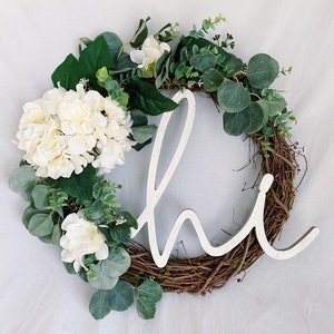 HI-drangea all-season wreath with wooden "hi" accent // simple modern farmhouse wreath with white hydrangea and eucalyptus