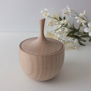 Small urn from Ash wood