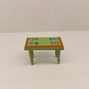 Stool / sidetable for dollhouse. Lundby size.