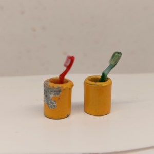 Lundby mugs with toothbrushes