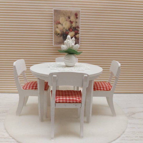 Ensemble de salle à manger en bois original Lundby avec de petits accessoires inclus.