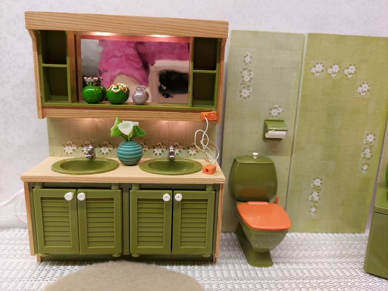 Lundby original olive green bathroom set with lights and tiny accessories inclusive