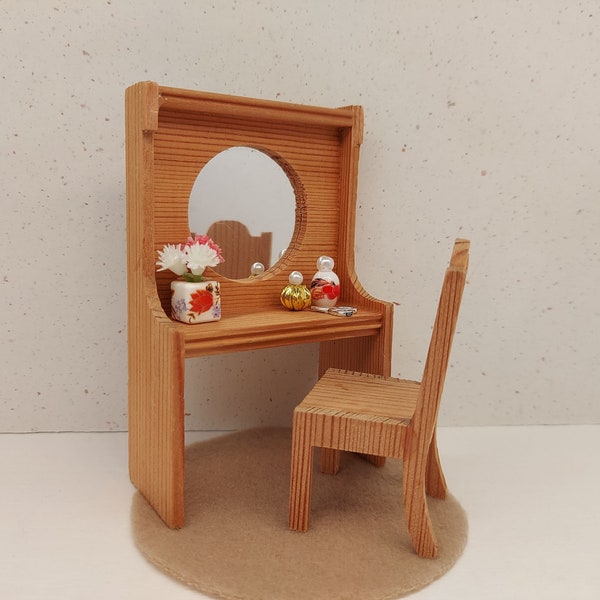 Lundby original dressing table, tiny accessories inclusive.