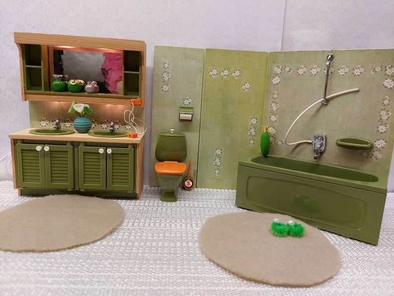 Lundby original olive green bathroom set with lights and tiny accessories inclusive