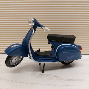 Lundby scale Vespa scooter