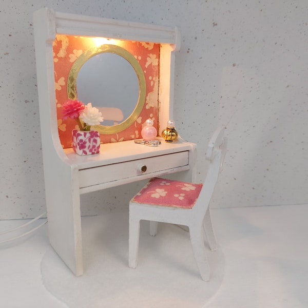 Lundby pink dressing table with lights and tiny accessories inclusive.